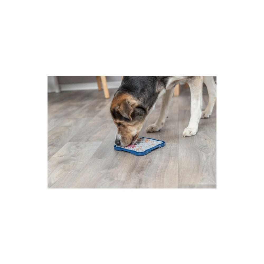 Миска-килимок Trixie для собак Lick and Snack для повільного годування термопластична гума/пластик 20х20 см